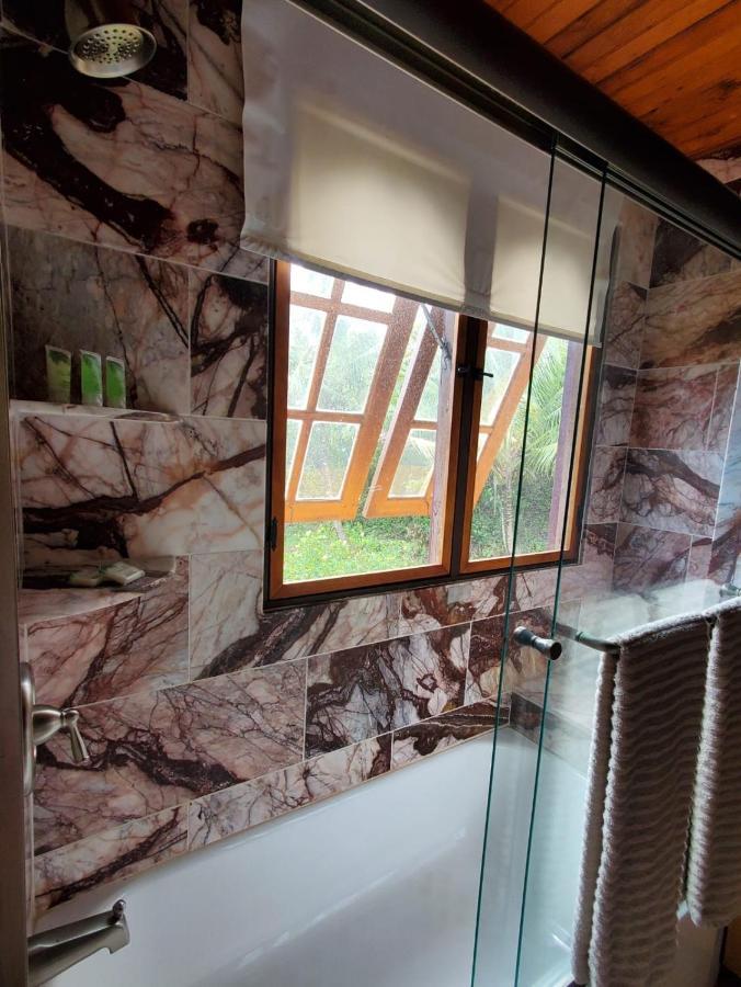 Séjour chez l'habitant Off-grid Getaway With Ocean Views In Paradise